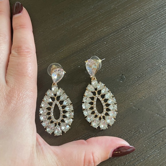 Tear drop style earrings. - Picture 4 of 4